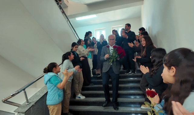 Müdürlerini güllerle emekliliğe uğurladılar