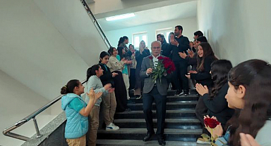 Müdürlerini güllerle emekliliğe uğurladılar