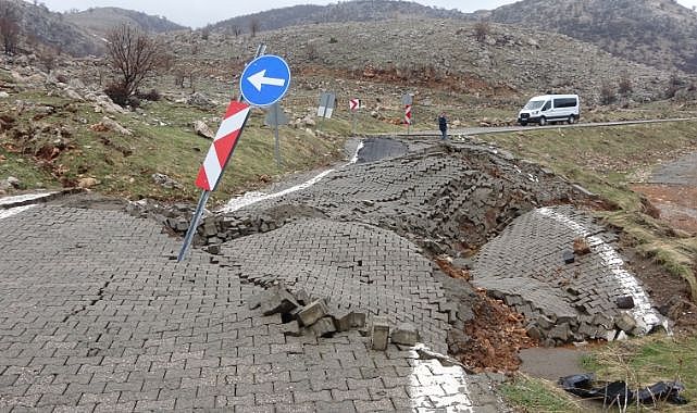 Nemrut Dağı yolunda heyelan! Yol ikiye bölündü