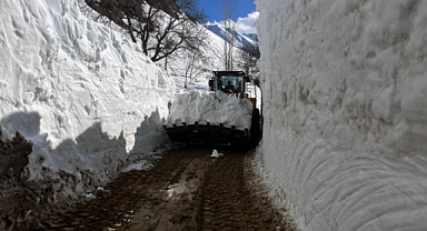 Nisan ayında 6 metrelik kar tünelleri