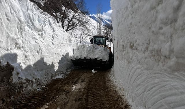 Nisan ayında 6 metrelik kar tünelleri