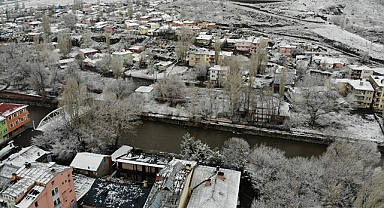 Nisan ayında ağaçlar kırağı tuttu
