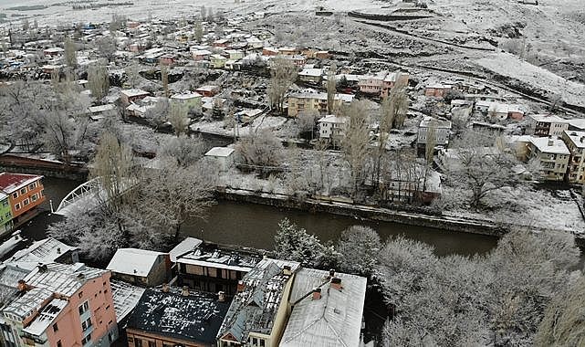 Nisan ayında ağaçlar kırağı tuttu