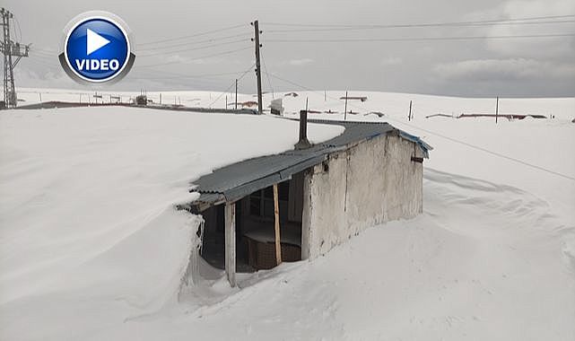 Nisan ayında evler kara gömüldü