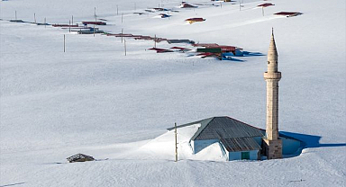 Nisan ayında kar altında kaldılar