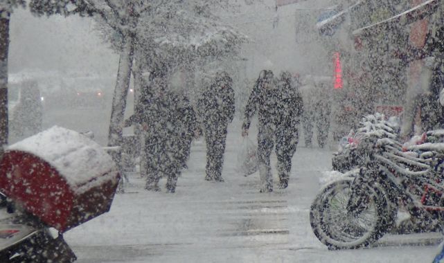 Nisan ayında kış geri döndü: kent beyaza büründü