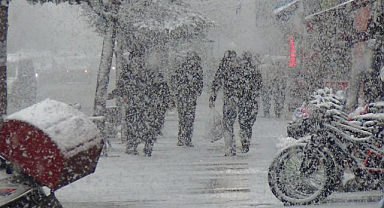 Nisan ayında kış geri döndü: kent beyaza büründü