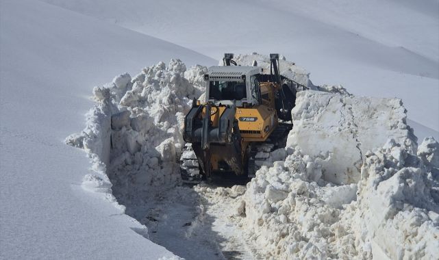 Nisan ayının ortalarında karla mücadele sürüyor 