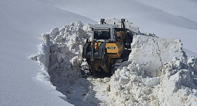 Nisan ayının ortalarında karla mücadele sürüyor 