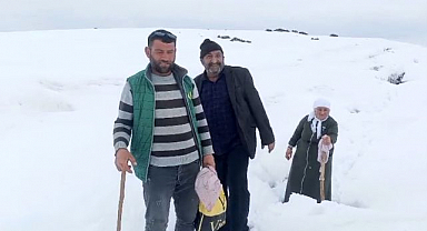 Nisan karı köy yollarını kapattı