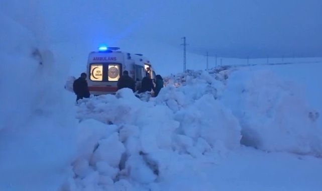 Nisan karı yolu kapattı! Hasta kurtarmaya giden ambulansa ekipler yetişti  