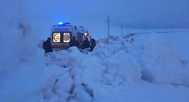 Nisan karı yolu kapattı! Hasta kurtarmaya giden ambulansa ekipler yetişti  