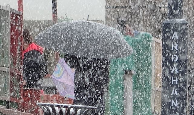 Nisan ortasında kar sürprizi: Beyaza büründü