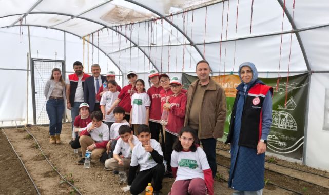 Öğrenciler serada fide dikti