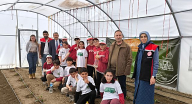 Öğrenciler serada fide dikti