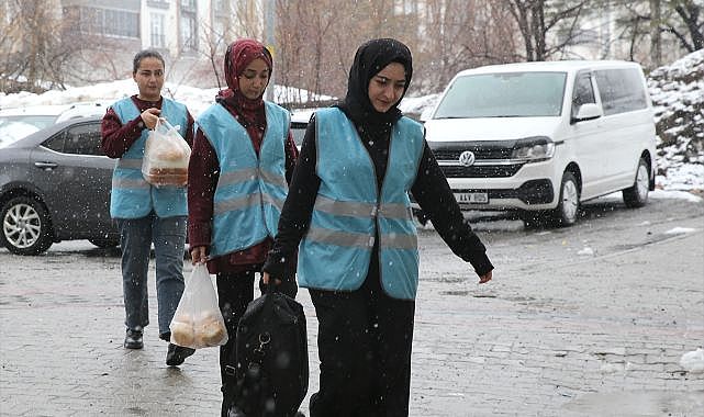 Öğrencilerden anlamlı dayanışma! 321 genç kapı kapı geziyor
