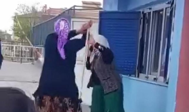 Okul bahçesinde birbirlerine girdiler! Camı kırıp görevliyi darp ettiler