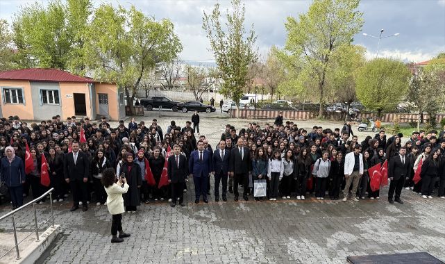 Okullarda anlamlı sabah: Birlikte İstiklal Marş'ı okundu