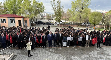 Okullarda anlamlı sabah: Birlikte İstiklal Marş'ı okundu