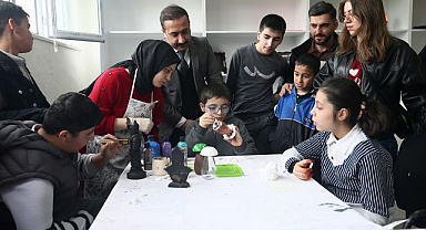 Otizmli çocukları sanatla buluşturuyorlar