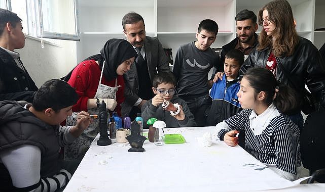 Otizmli çocukları sanatla buluşturuyorlar