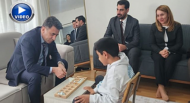 Otizmli kardeşlerle evde keyifli buluşma tebessüm ettirdi