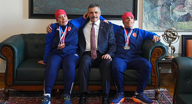 Otizmli milli kayakçı ikizler Bakan Çiftçi ile buluştu