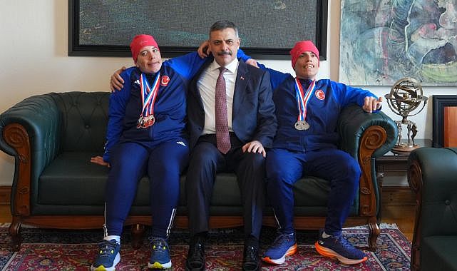 Otizmli milli kayakçı ikizler Bakan Çiftçi ile buluştu