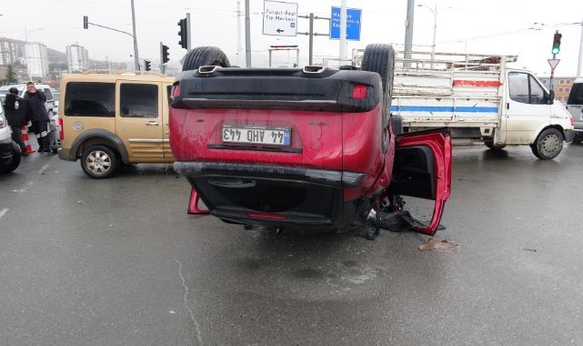 Otomobil ile çarpışan araç ters döndü: 2 yaralı