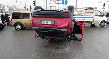 Otomobil ile çarpışan araç ters döndü: 2 yaralı