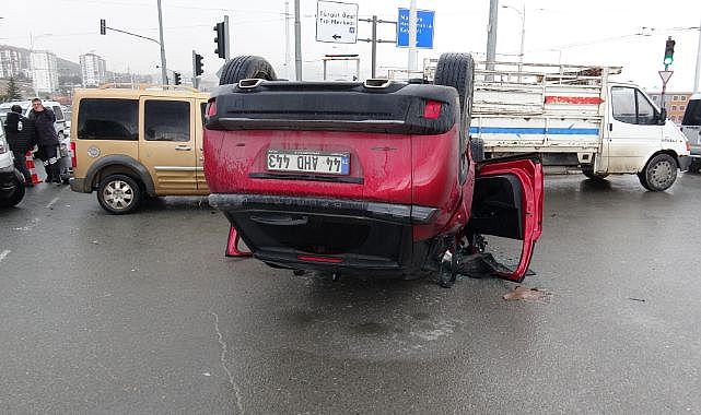 Otomobil ile çarpışan araç ters döndü: 2 yaralı