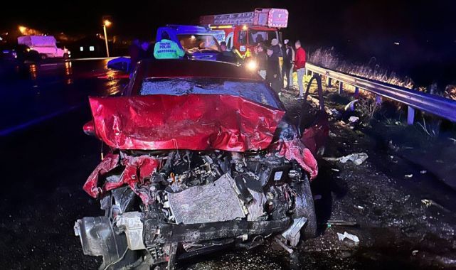 Otomobil ile çekici kamyonet çarpıştı, yaralılar var 