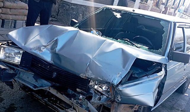 Otomobil ile kamyonet çarpıştı!