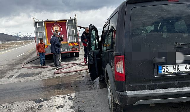 Otomobil ile kamyonet çarpıştı!