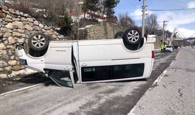 Otomobil ve kamyonet çarpıştı! Kazanın etkisiyle ters döndü