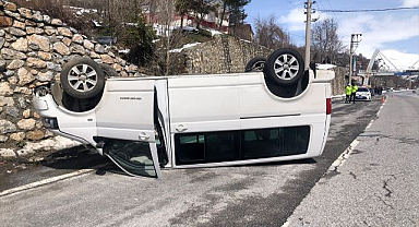 Otomobil ve kamyonet çarpıştı! Kazanın etkisiyle ters döndü