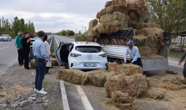 Otomobille çarpışan kamyonet yolu kilitledi
