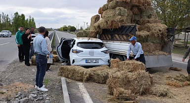 Otomobille çarpışan kamyonet yolu kilitledi