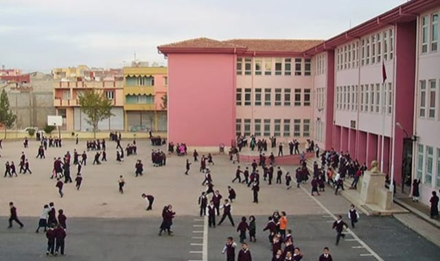 Randevusu olmayan ebeveynler okul bahçesine sokulmayacak