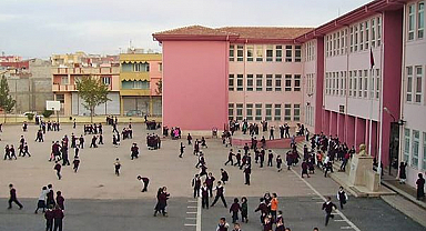 Randevusu olmayan ebeveynler okul bahçesine sokulmayacak