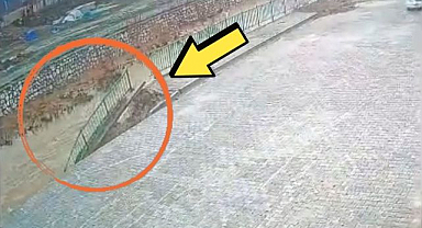 Sağanak yağışa dayanamayınca çöktü!