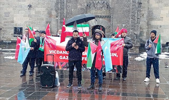 Sağlıkçılar kar altında 126. kez Gazze için yürüdü