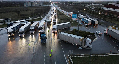 Sakaltutan Geçidi’nde kar ve tipi ulaşımı aksattı
