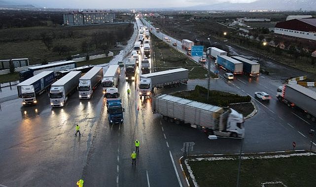 Sakaltutan Geçidi’nde kar ve tipi ulaşımı aksattı