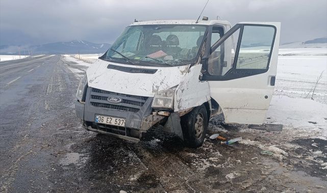 Şarampole devrilen araçtan sağ çıktı