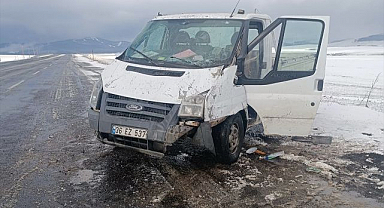 Şarampole devrilen araçtan sağ çıktı