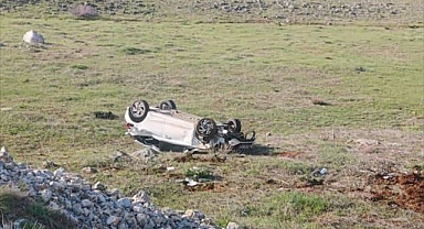 Şarampole devrilen otomobilden sağ çıktı!