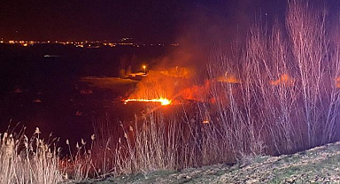 Sazlık alanda çıkan yangın söndürüldü