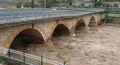Sel suları köprüye zarar verdi