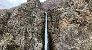 Şelale debisi eriyen karla yükseldi